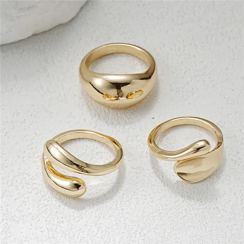 Conjunto de Anéis Geométricos Dourados para Mulheres