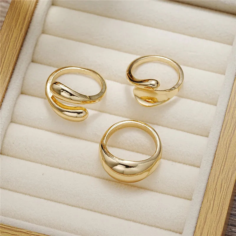 Conjunto de Anéis Geométricos Dourados para Mulheres