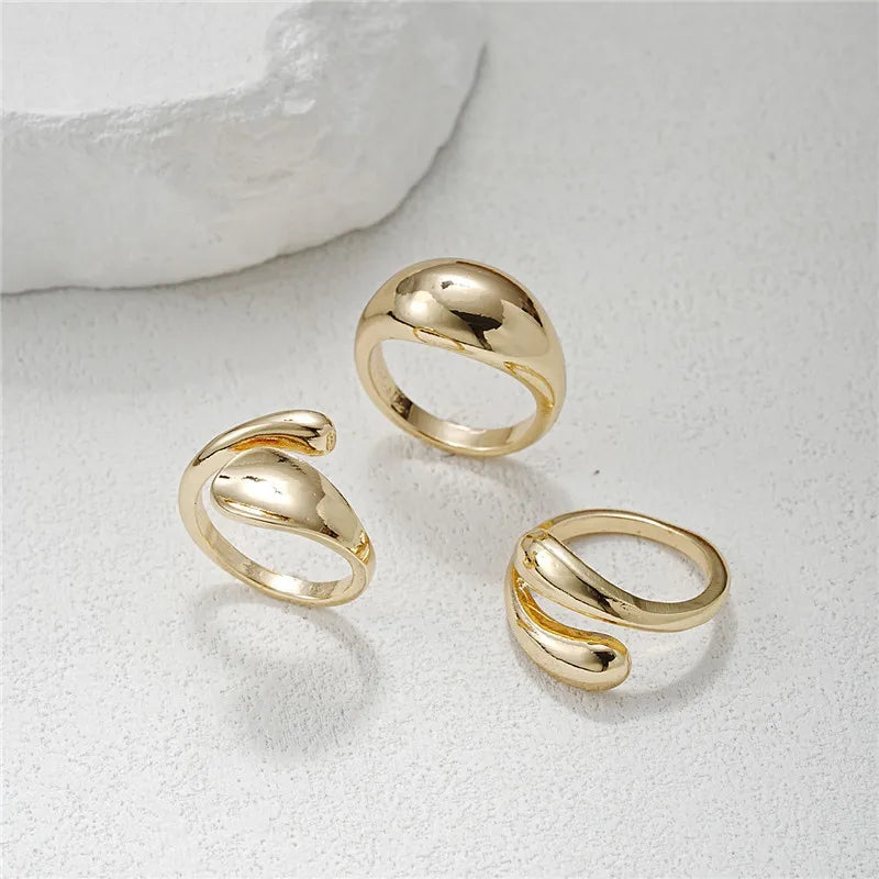 Conjunto de Anéis Geométricos Dourados para Mulheres
