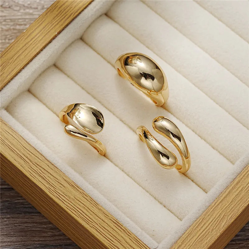 Conjunto de Anéis Geométricos Dourados para Mulheres