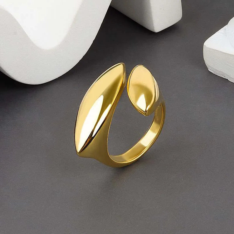 Conjunto de Anéis Geométricos Dourados para Mulheres