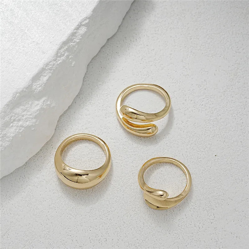 Conjunto de Anéis Geométricos Dourados para Mulheres