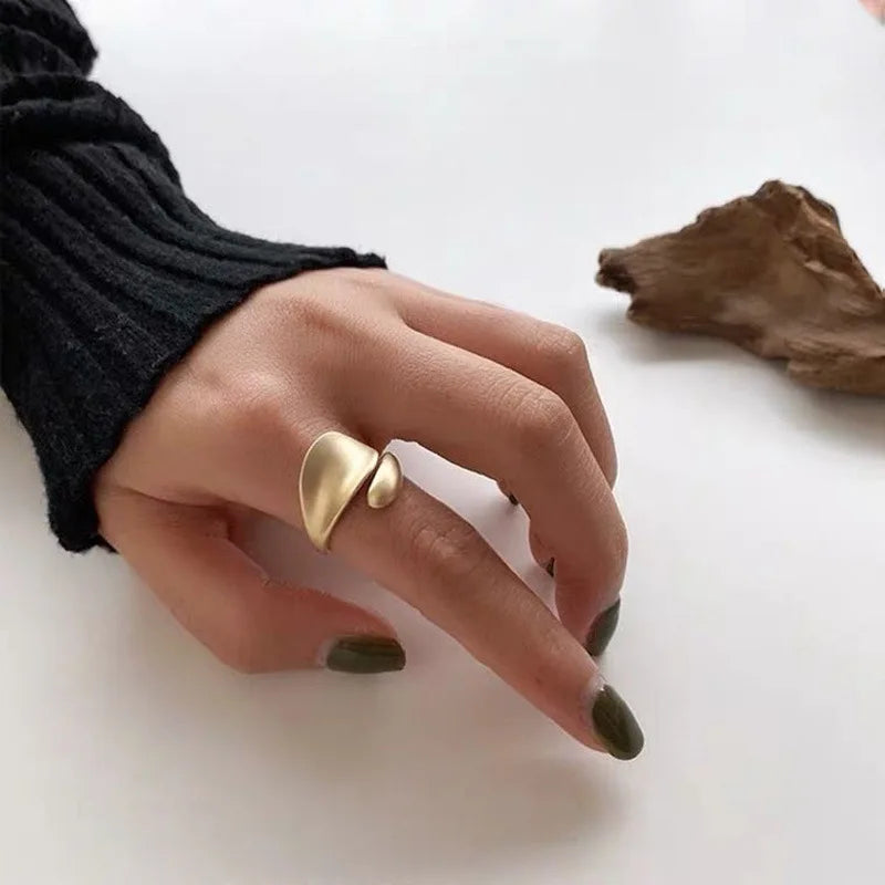 Conjunto de Anéis Geométricos Dourados para Mulheres