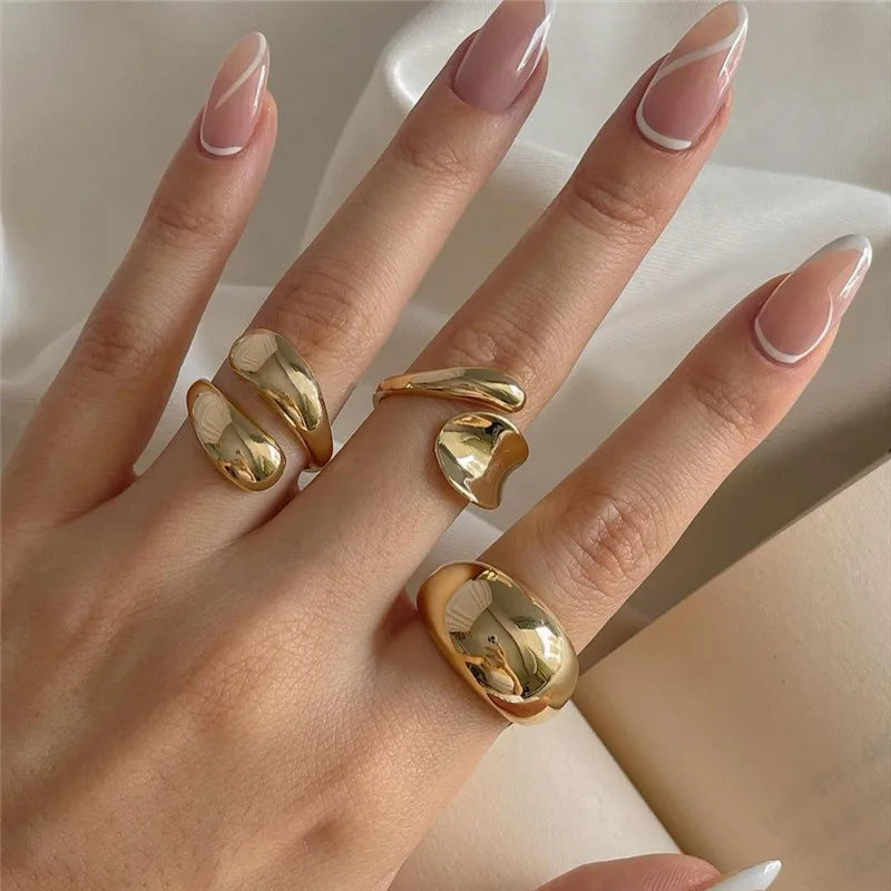Conjunto de Anéis Geométricos Dourados para Mulheres